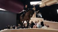 Kemunculan kuda yang ditunggangi Putri Monako di fashion show Chanel Haute Couture Spring Summer 2022 jadi kontroversi. (dok/Chanel).