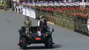 Presiden Joko Widodo (Jokowi) meninjau pasukan pada Upacara Peringatan HUT ke-72 TNI di Dermaga Indah Kiat Merak, Cilegon, Banten, Kamis (5/10). Jokowi bertindak sebagai inspektur upacara dalam peringatan itu. (Liputan6.com/Angga Yuniar)   