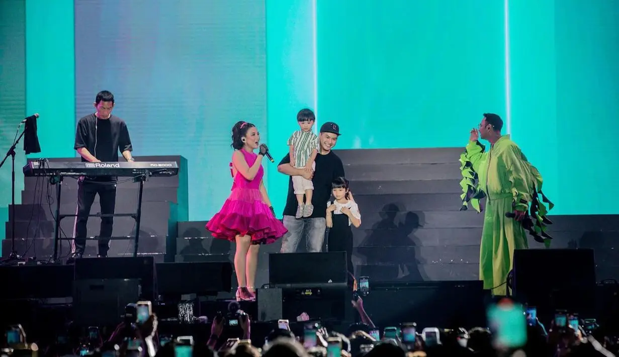 Berbeda dengan tahun-tahun sebelumnya, saat tampil di Synchronize Fest 2023, Melly Goeslaw menyuguhkan momen manis para personelnya yang sudah berkeluarga. Chelsea tampak bersama suami dan dua anak. [Instagram/chelseaoliviaa]