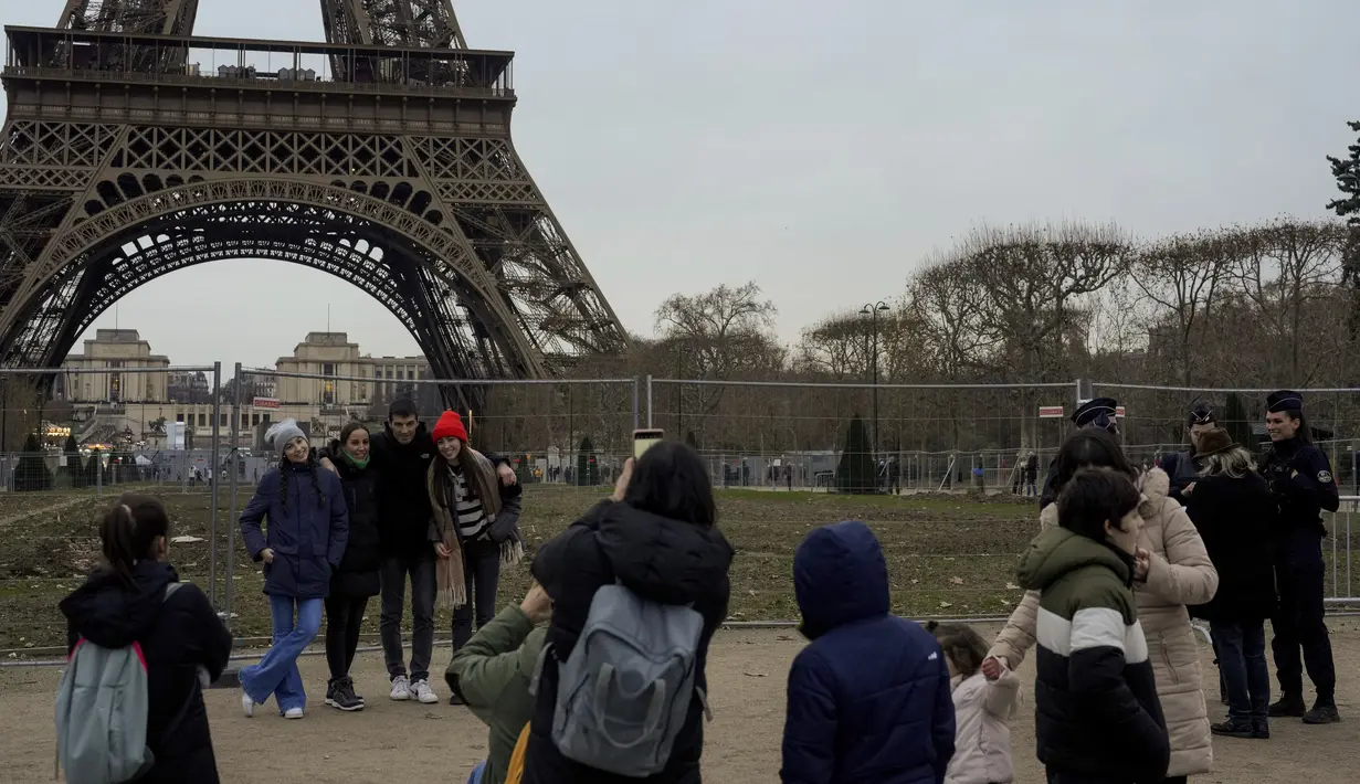Namun, tantangan keamanan meningkat dengan adanya serangan pisau mematikan pada akhir pekan yang menewaskan seorang turis di dekat Menara Eiffel, magnet wisata yang menjadi simbol kota Paris. (AP Photo/Thibault Camus)