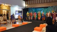Pertunjukan angklung oleh Dharma Wanita Persatuan KBRI Ankara (DWP KBRI Ankara).