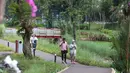 Berbagai fasilitas publik disediakan untuk menunjang aktivitas pengunjung, mulai dari area rekreasi hingga sarana olahraga seperti jogging track sepanjang 1,2 kilometer. Tampak dalam foto, warga menikmati suasana serta fasilitas di Taman Bendera Pusaka, Kebayoran Baru, Jakarta, Rabu (1/4/2026). (merdeka.com/Arie Basuki)