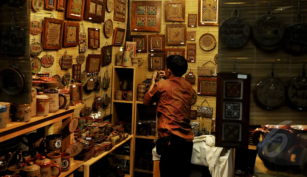 Sebuah stand menampilkan beragam kerajinan dari kayu di International Handicraft Trade Fair (Inacraft) 2015 di JCC, Jakarta, Kamis (9/4/2015). Pameran berlangsung pada 8-12 April 2015 menampilkan kerajinan khas Indonesia. (Liputan6.com/Johan Tallo)