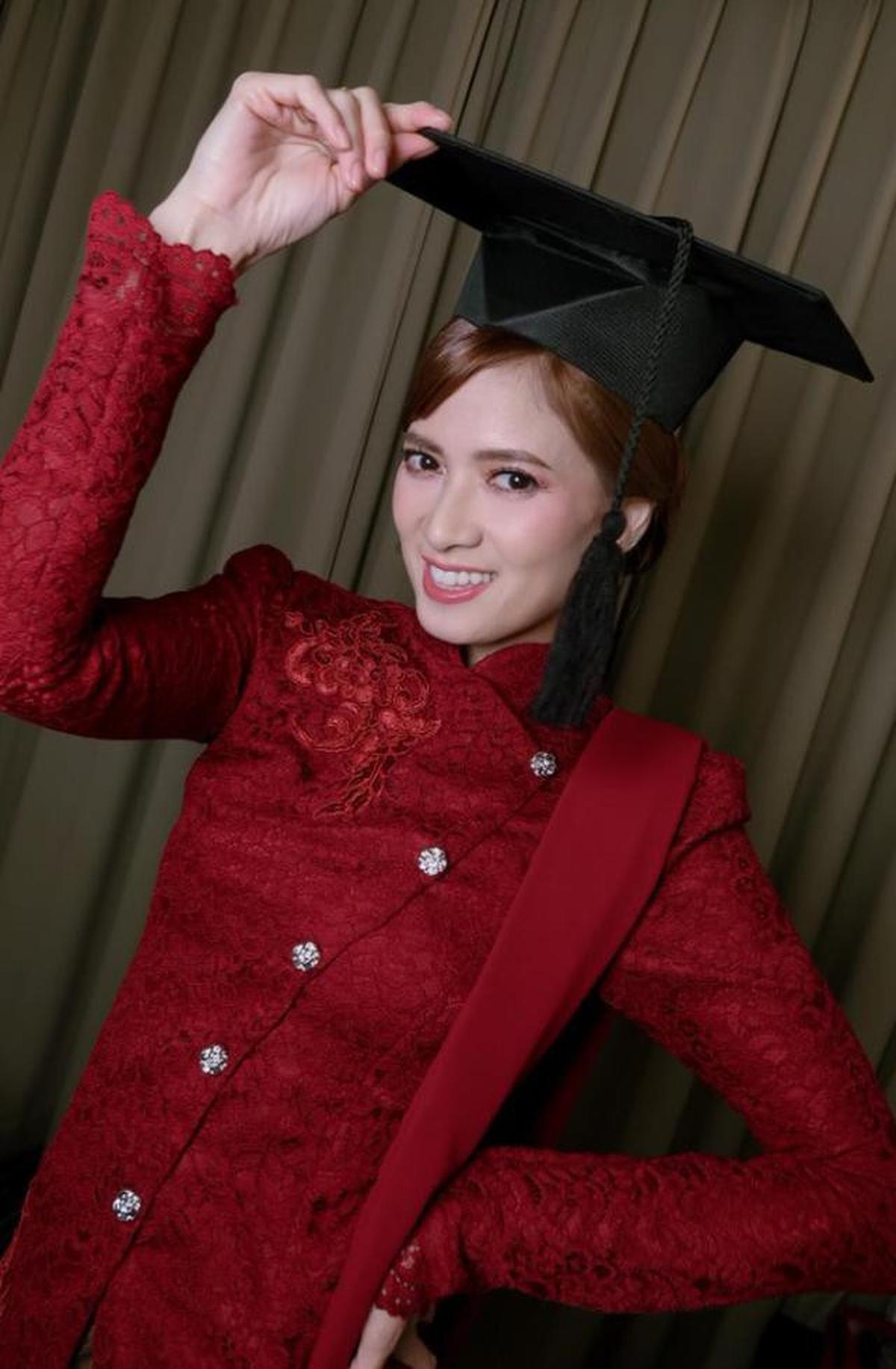 5 Model Kebaya Janggan Merah Chika Jessica saat Wisuda Sarjana, Cantik dan Elegan