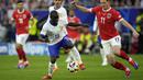 Pemain Prancis, N'Golo Kante (kiri) mengontrol bola saat laga Grup D Euro 2024 melawan Austria di Duesseldorf Arena, Duesseldorf, Jerman, Selasa (18/06/2024) WIB. (AP Photo/Alessandra Tarantino)
