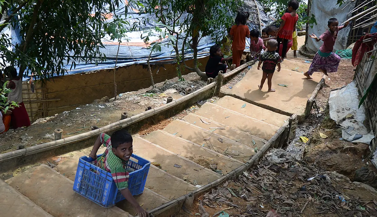 Anak-anak pengungsi Rohingya bermain di kamp Kutupalong, di Ukhia, Bangladesh pada 6 Oktober 2020. Lebih dari satu juta etnis Rohingya melarikan diri dari Myanmar dan menetap di Kutupalong yang merupakan salah satu kamp pengungsi terbesar di dunia. (Munir Uz Zaman/AFP)