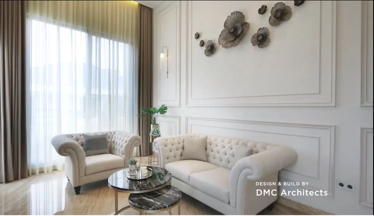 Rumah Susi dan Alan selesai dibangun pada tahun 2021 lalu. Rumah pasangan ini juga terlihat paling besar dan mewah diantara rumah sekelilingnya. Menurut Susi, karena rumah lama sudah sulit direnonasi, akhirnya didesain ulang. Ruang tamu tampak elegan dengan warna putih, baik dinding maupun sofa. [Youtube/DMC Architect &Interior Studio]