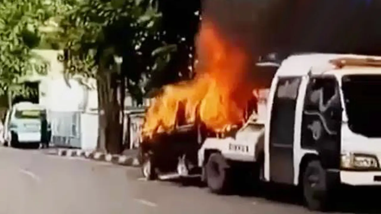 Pria Bakar Mobil