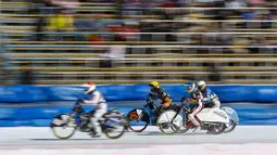 Sejumlah pembalap bersaing dalam Kejuaraan Dunia FIM Ice Speedway Gladiator di Arena Medeo, Almaty, Kazakhstan (21/2). Sirkuit yang diselimuti es membuat kejuaraan ini menjadi unik dan seru untuk disaksikan. (REUTERS/Shamil Zhumatov)