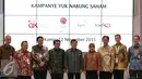 Wapres Jusuf Kalla berfoto bersama dengan Dirut BEI Tito Sulistio, Ketua Dewan Komisioner OJK Muliaman D. usai menghadiri Kampanye Yuk Nabung Saham di BEI, Jakarta, Kamis (12/11). (Liputan6.com/Angga Yuniar)