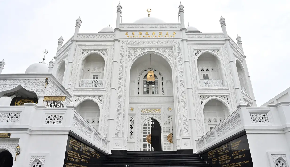 Pemandangan masjid Ramlie Musofa yang kosong selama bulan suci Ramadan di Jakarta (4/5/2020). Masjid ini terinspirasi dari kisah berdirinya monumen Taj Mahal yang menceritakan tentang pembangunannya menjadi ajang perwujudan cinta antara seorang raja terhadap istrinya. (AFP/Adek Berry)