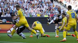 Pemain Timnas Jerman, Marius Wolf (tengah), menendang bola ke gawang Ukraina yang membuahkan gol dalam laga persahabatan internasional FIFA Matchday 2023 yang digelar di Weserstadion, Bremen, Senin (12/6/2023) malam WIB. (AP Photo/Martin Meissner)