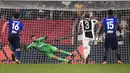 Kiper Juventus, Gianluigi Buffon gagal mengantisipasi tembakan pemain Lazio, Ciro Immobile pada lanjutan Serie A di Allianz Stadium, Turin. Juventus kalah 1-2. (AFP/Marco Bertorello)