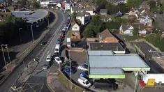 Pengemudi mengantre untuk mendapatkan bahan bakar di sebuah pompa bensin di Ashford, Kent, Rabu (29/9/2021). Perdana Menteri Inggris Boris Johnson memastikan suplai bahan bakar minyak kini mulai stabil. Meski demikian, masih butuh waktu sampai situasinya kembali normal. (Gareth Fuller/PA via AP)