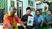 Lelaki yang menamakan dirinya Sri Baginda Raja Pangeran Muhammad Abdullah Hasanudin diidampingi Kepala Kesbangpolinmas Kota Cirebon Tata Kurnia Saswita (Liputan6.com/Panji Prayitno)