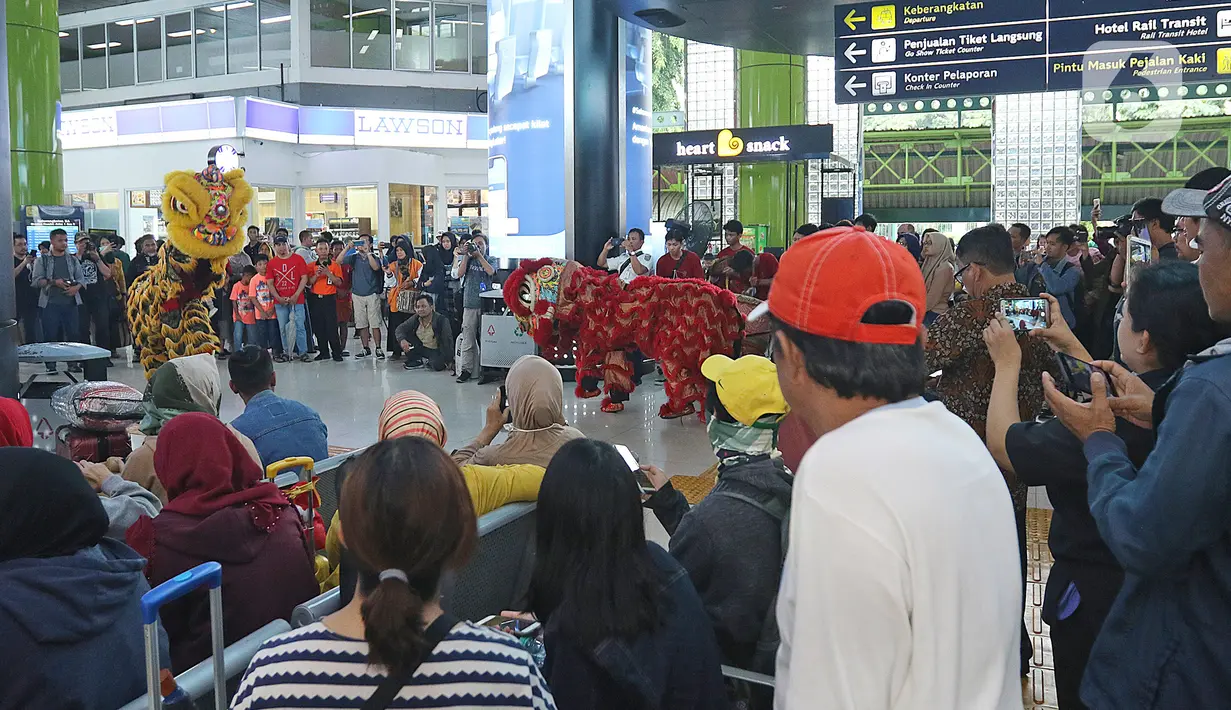 Penumpang menyaksikan aksi Barongsai di peron Stasiun Gambir, Sabtu (25/1/2020). PT Kereta Api Indonesia (Persero) Daop 1 Jakarta mengadakan pertunjukkan Barongsai itu dalam rangka memeriahkan perayaan Tahun Baru Imlek 2571 yang bertepatan dengan Tahun Tikus Logam. (Liputan6.com/Herman Zakharia)