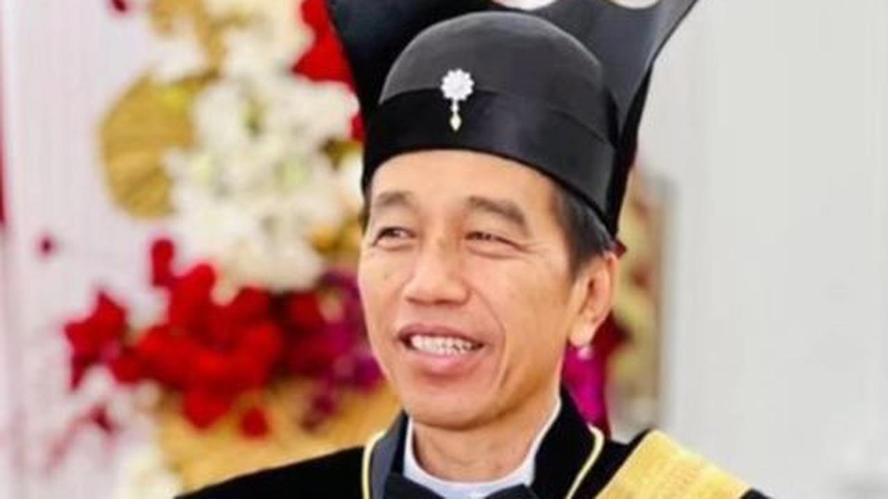 Jokowi Mengenakan Baju Adat Ageman Songkok Singkepan Ageng