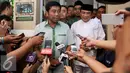 Politikus PPP, Abraham Lunggana memberikan keterangan kepada wartawan usai pertemuan tertutup dengan Ketua Umum Partai Idaman, Rhoma Irama di Jakarta, Jumat, (18/3). (Liputan6.com/Gempur M Surya)