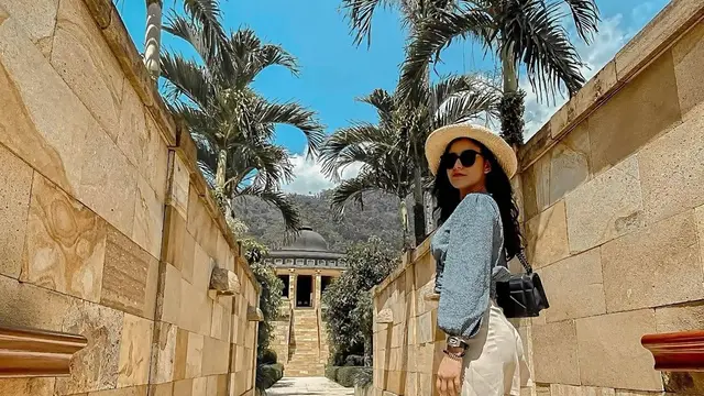 Tampil Kece, Ini Potret Medina Dina Kenakan Topi Bundar Saat Liburan