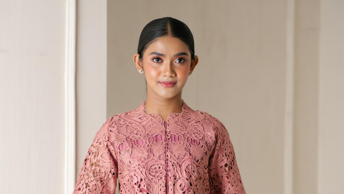 8 Model Dress Batik Brokat Warna Dusty Pink Terfavorit di 2025, Cocok untuk Acara Spesial