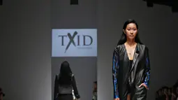 Model membawakan busana perancang Tex Saverio dalam Jakarta Fashion Week (JFW) 2016 di Senayan City, Jakarta, (24/10/2015). Koleksi  Tex Saverio ini pernah dipakai selebritis dunia seperti Lady Gaga, Kim Kardashian dll. (Liputan6.com/Immanuel Antonius)