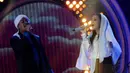 Penyanyi Opick terlihat berduet bersama Gita Gutawa saat menggelar konser dan rilis album terbarunya di Studio Penta SCTV. (Liputan6.com/Andrian M Tunay)