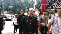 Bupati Dedi menjenguk anggota polisi korban kerusuhan di GBK (Liputan6.com/Nanda)