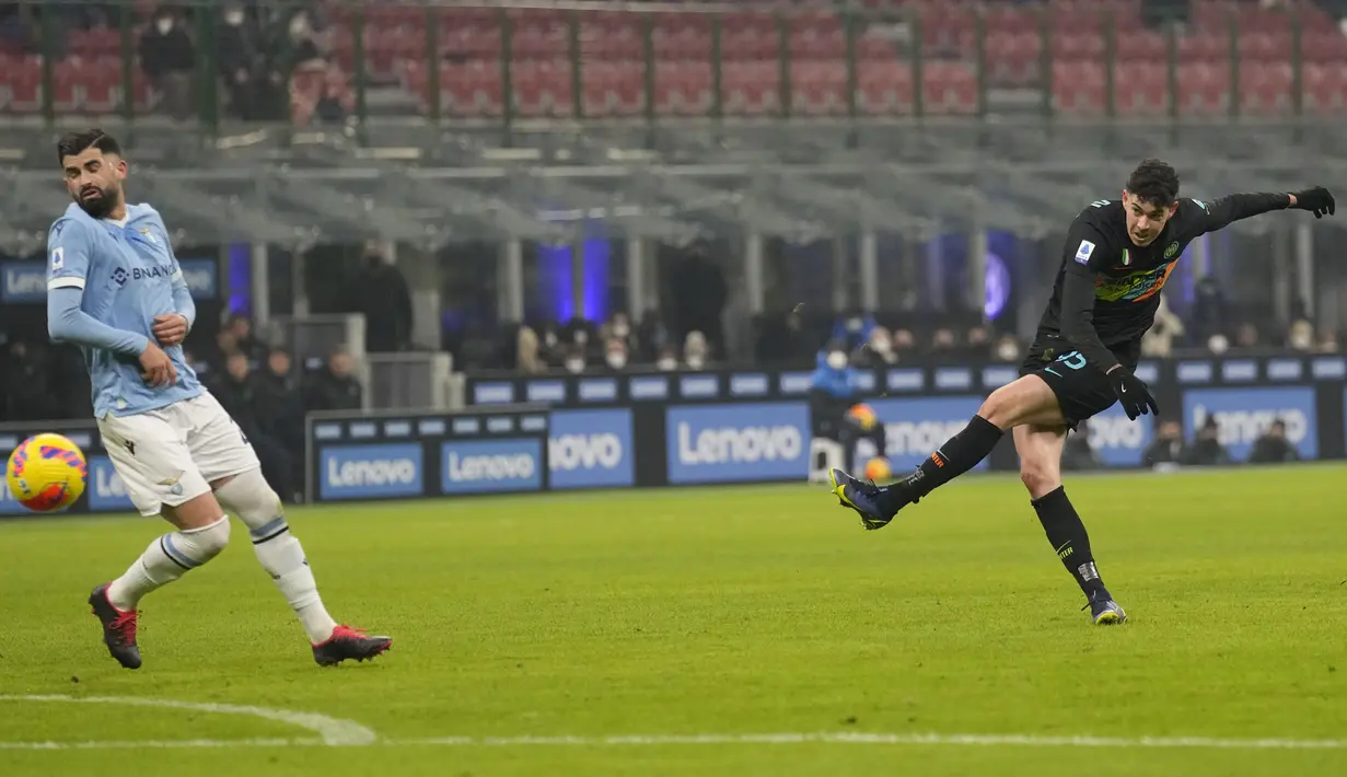 Baru pada menit ke-30 Inter Milan berhasil memecah kebuntuan dengan mencetak gol pertama melalui Alessandro Bastoni. Sepakan kaki kirinya usai kemelut sepak pojok tidak mampu dibendung kiper Lazio Thomas Strakosha. (AP/Antonio Calanni)