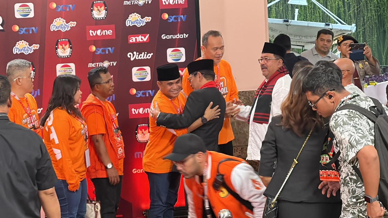 Pramono-Rano Tiba di Lokasi Debat, Pendukung Kompak Teriakkan Yel-Yel: Ini Ibu Kota, Bukan Jawa Barat
