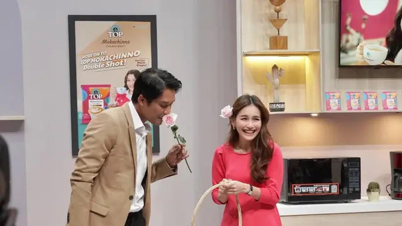 Pilihan Sandal Jepit Ayu Ting Ting di Berbagai Momen, saat Potong Daging Kurban Curi Perhatian
