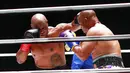 Mike Tyson melakukan pukulan terhadap Roy Jones Jr pada pertarungan tinju eksibisi di Los Angeles, Amerika Serikat, Sabtu (28/11/2020). Pertandingan berakhir tanpa pemenang alias imbang. (Joe Scarnici/Triller via AP)