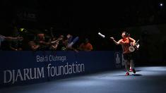 Tontowi Ahmad/Liliyana Natsir ganda campuran Indonesia melemparkan kaus ke arah penonton sebelum dimulainya semifinal BCA Indonesia Open Premier Super Series 2015 di Istora Senayan Jakarta, Sabtu (6/6). (Peksi Cahyo/Bola.com)