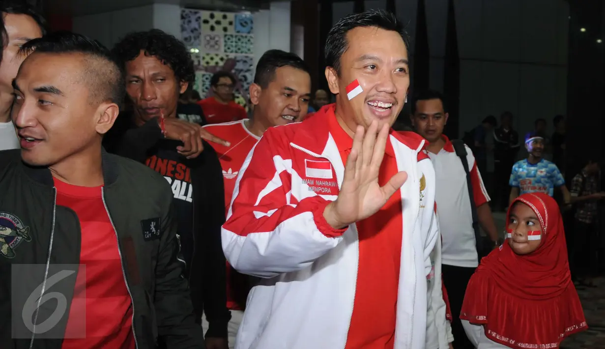 Menteri Pemuda dan Olahraga Imam Nahrawi saat tiba untuk menyaksikan nobar Final Piala AFF 2016 antara Indonesia melawan Thailand di Kemenpora, Jakarta, (17/12). (Liputan6.com/Gempur M Surya)