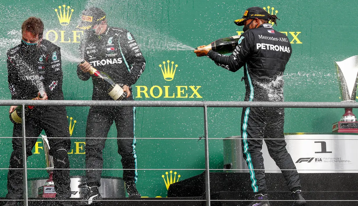Pembalap Mercedes, Lewis Hamilton, melakukan selebrasi usai menjuarai balapan F1 GP Belgia di Sirkuit Spa-Francorchamps, Minggu (30/8/2020). Lewis Hamilton finis pertama dengan catatan waktu 1 jam 24 menit 8,761 detik. (Francois Lenoir/Pool Photo via AP)