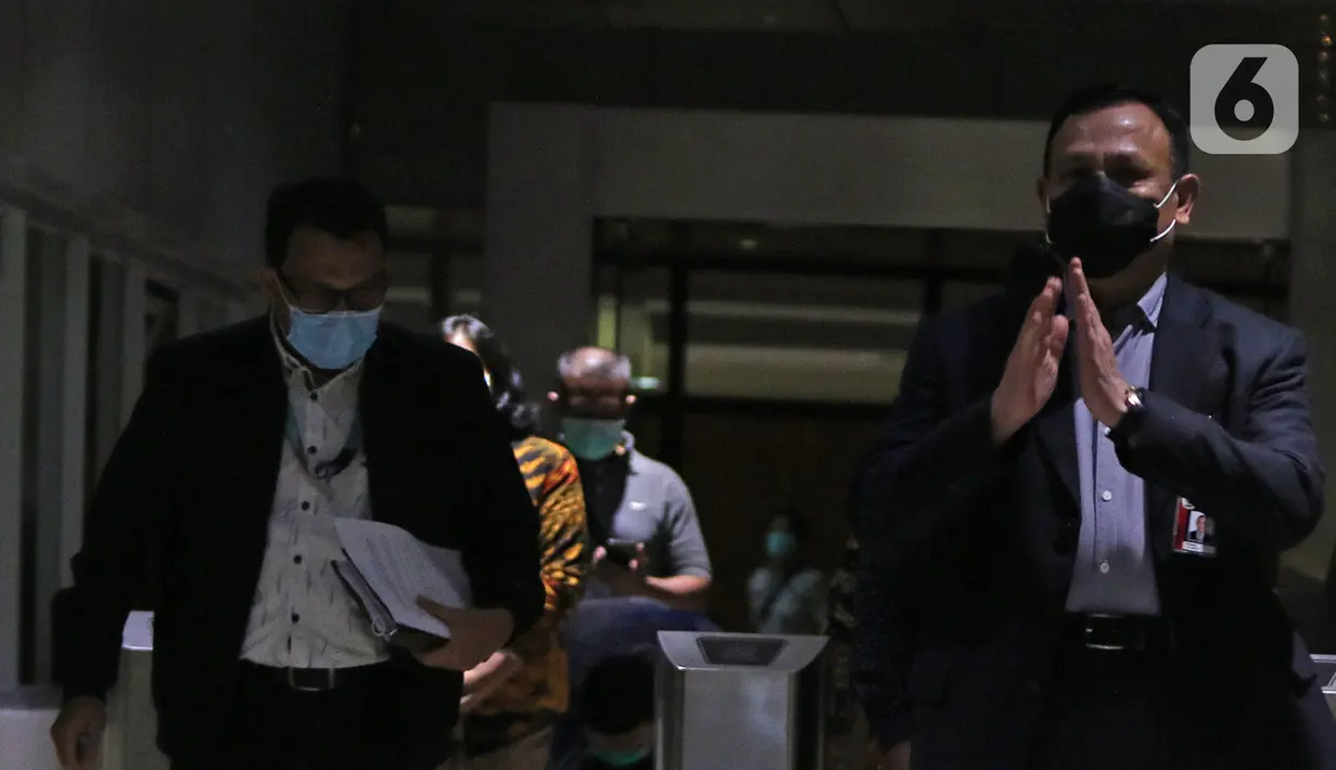 Ketua KPK Firli Bahuri bersiap menggelar konferensi pers terkait Operasi Tangkap Tangan (OTT) atas kasus dugaan suap bansos penanganan covid-19 Kementerian Sosial, di Gedung KPK, Jakarta, Minggu (6/12/2020). Kasus ini menjerat Mensos Juliari Batubara jadi tersangka. (Liputan6.com/Herman Zakharia)