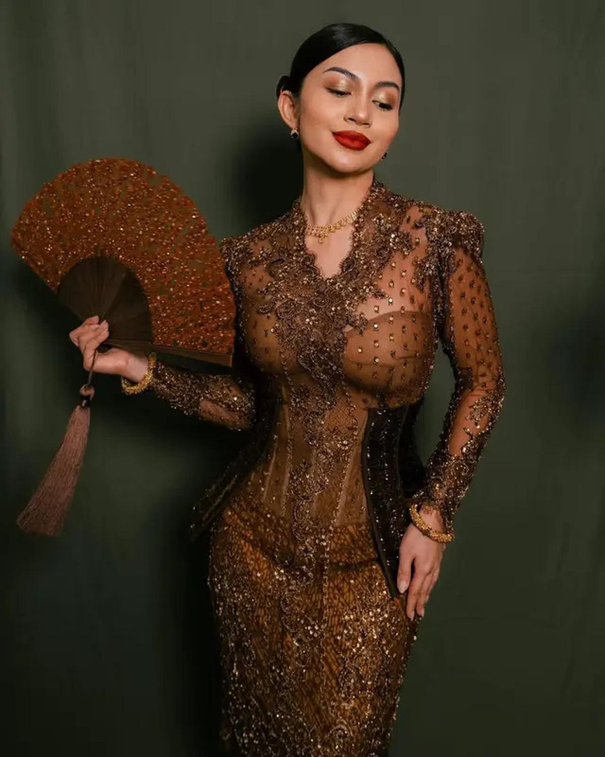 Foto Detail Kebaya Ariel Tatum di Hari Kebaya Nasional 2025, Tampil Elegan