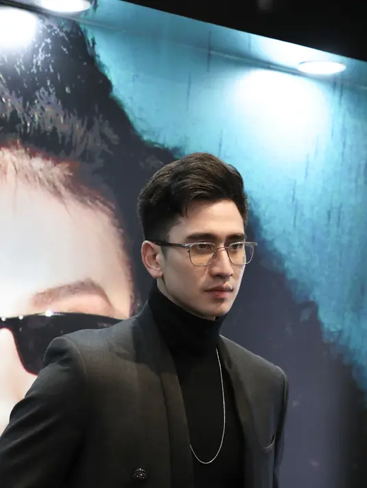 Kacamata adalah aksesori yang selalu mendapat perhatian. Tom Ford selalu sukses menawarkan rangkaian koleksi produk optical dan sunglass bergaya elegan. Tersedia juga beragam opsi agar sesuai dengan setiap kepribadian dan berbagai acara bagi pencinta eye wear yang cerdas. Seperti yang dikenakan oleh Verrell Bramasta. / Foto dok: Optik Seis.