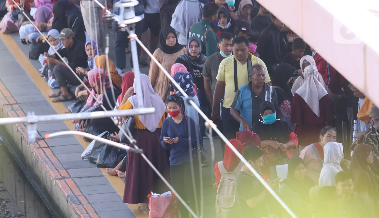Antrean calon penumpang saat menunggu KRL Commuter Line di Stasiun Tanah Abang, Jakarta, Sabtu (7/3/2020). Masuknya virus Corona atau Covid-19 di Indonesia belum mempengaruhi minat masyarakat untuk tetap bepergian menggunakan transportasi umum. (Liputan6.com/Angga Yuniar)
