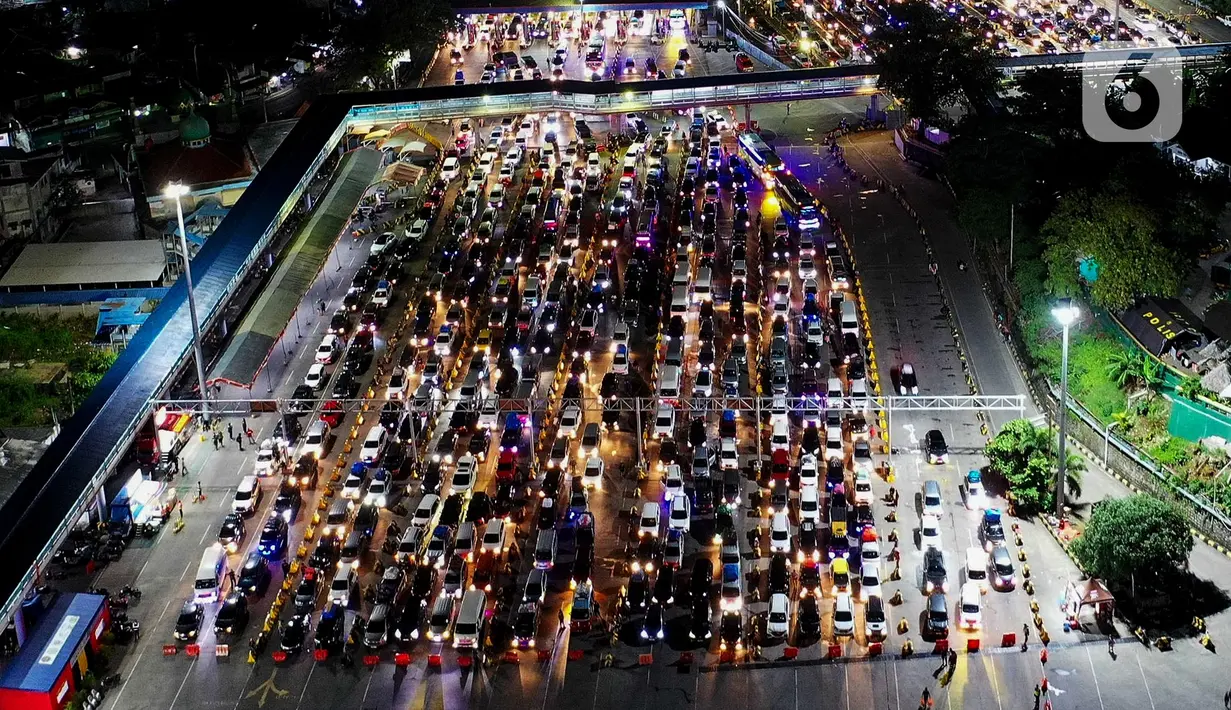 Para pemudik mulai berdatangan ke Pelabuhan Merak, Banten pada malam puncak arus mudik Lebaran 2025. (Liputan6.com/Herman Zakharia)