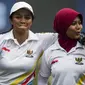 Pepanah Indonesia, Dellie Threesyadinda dan Sri Ranti saat semifinal SEA Games cabang panahan nomor compound di National Sports Council, Kuala Lumpur, Rabu (16/8/2017). Ranti berhasil mengalahkan Dellie. (Bola.com/Vitalis Yogi Trisna)