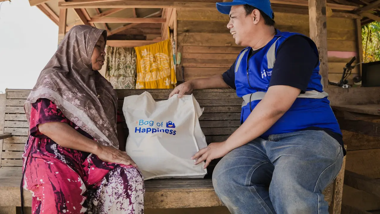 Human Initiative bersama Sahabat Inisiator menyalurkan paket kebahagiaan ke berbagai wilayah (Istimewa)