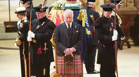 Seragam Militer Jadi Dresscode Pemakaman Ratu Elizabeth II, Pangeran Harry Dilarang Menggunakannya