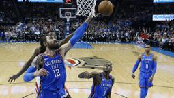 Pemain Oklahoma, Steven Adams #12 menghalau bola rebound pemain Rockets, Clint Capela pada laga NBA basketball game di Chesapeake Energy Arena, Oklahoma City, (6/3/2018). Rockets menang 122-112. (AP/Sue Ogrocki)