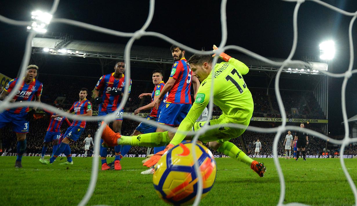 Kiper Crystal Palace, Wayne Hennessey gagal menghalau bola sepakan Romelu Lukaku pada lanjutan Premier League di Selhurst Park, London, (5/3/2018). Manchester United menang 3-2. (AFP/Glyn Kirk)