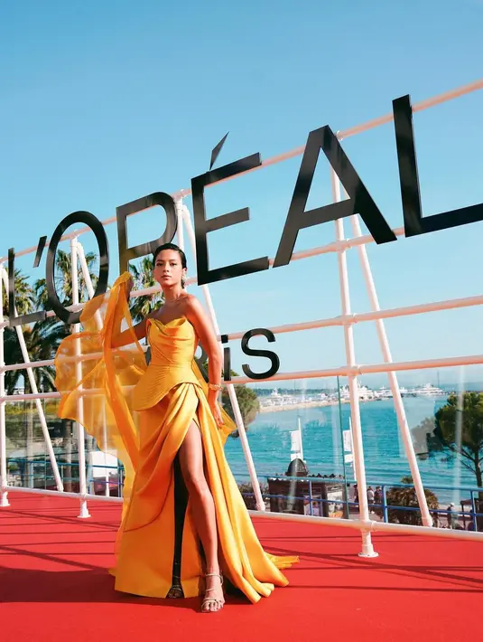 Penampilan Putri Marino di red carpet ini ikonis. Dengan gaun berwarna kuning keemasan rancangan Hian Tjen ini, kulit eksotis Putri Marino terlihat sangat menawan. [Foto: Instagram/putrimarino]