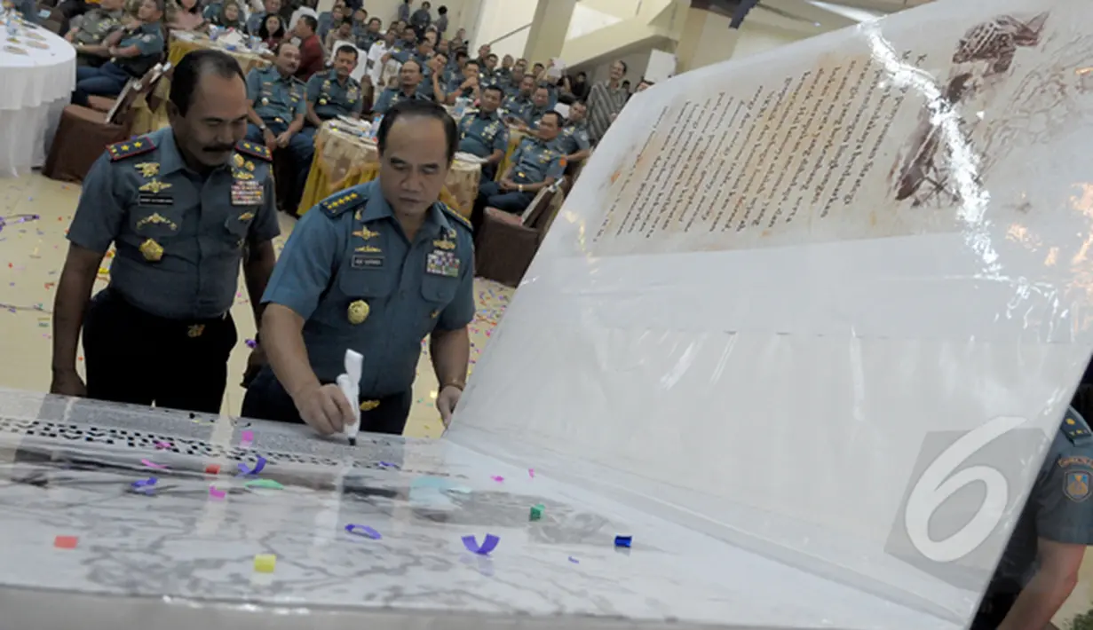 Kepala Staf Angkatan Laut (KSAL) Laksamana Ade Supandi menandatangani peluncuran buku berjudul "Strategi Maritim pada Perang Laut Nusantara dan Poros Maritim Dunia", Jakarta, Kamis (5/2/2015). (Liputan6.com/Andrian M Tunay)