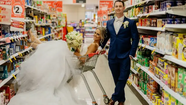Jessica Menaiki Trolli Dengan Gaun Pengantin Demi Pemotretan