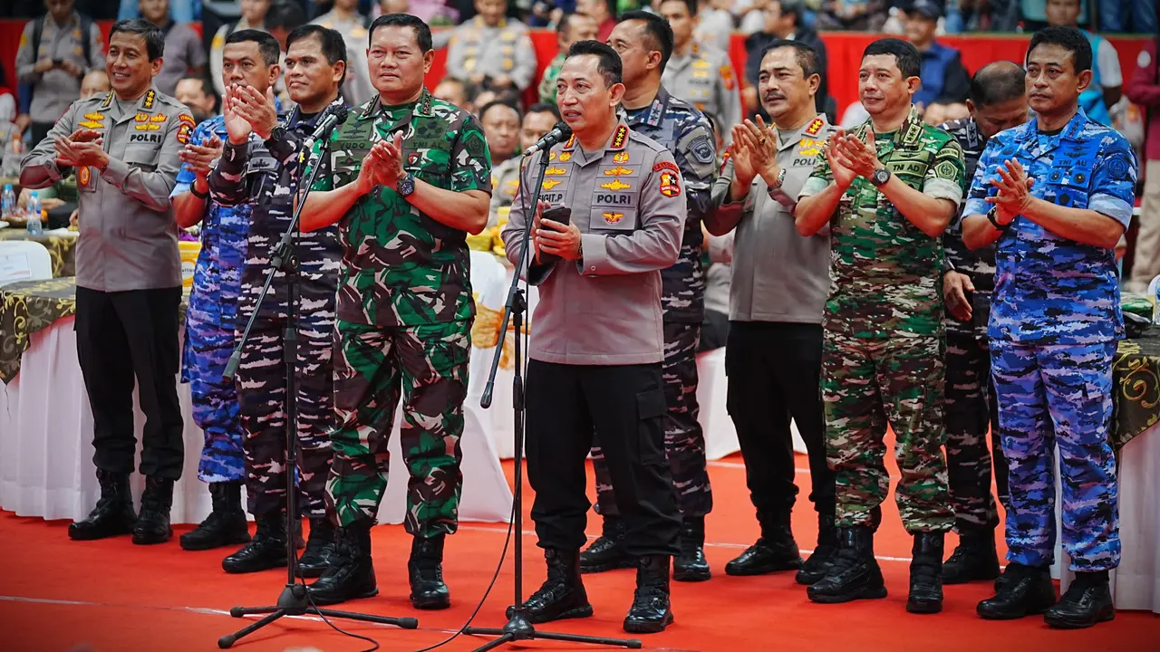Kapolri Jendral Listyo Sigit Prabowo memimpin apel gelar pasukan operasi Mantap Brata 2023-2024 dalam rangka pengamanan Pemilihan Umum atau Pemilu 2024.
