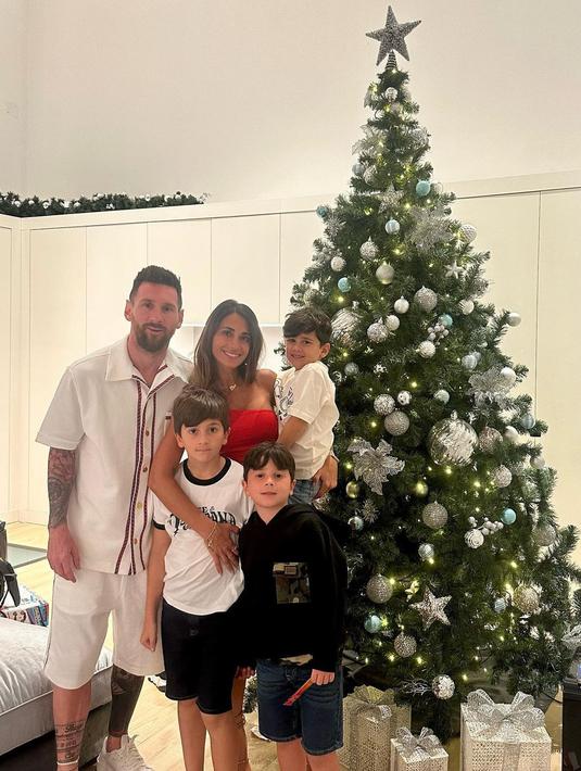 Keluarga Lionel Messi dan Antonella Roccuzzo rayakan Natal penuh kehangatan. Mereka tampil kompak dengan busana nuansa merah, putih dan hitam. @leomessi.