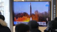 Orang-orang menonton TV yang menampilkan file gambar peluncuran rudal Korea Utara selama program berita di Stasiun Kereta Seoul, Korea Selatan, Selasa (11/1/2022). Pekan lalu, Korut mengklaim berhasil melakukan uji coba rudal hipersonik, yang pertama sejak Oktober 2021 lalu (AP Photo/Ahn Young-joon)
